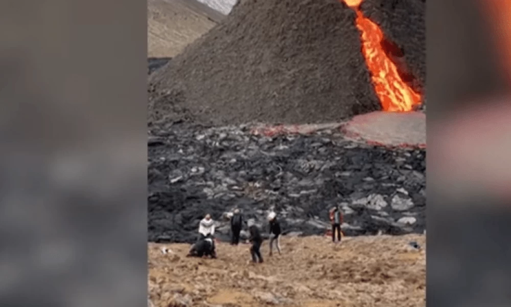 Απίστευτο: Ισλανδοί παίζουν βόλεϊ δίπλα σε ηφαίστειο